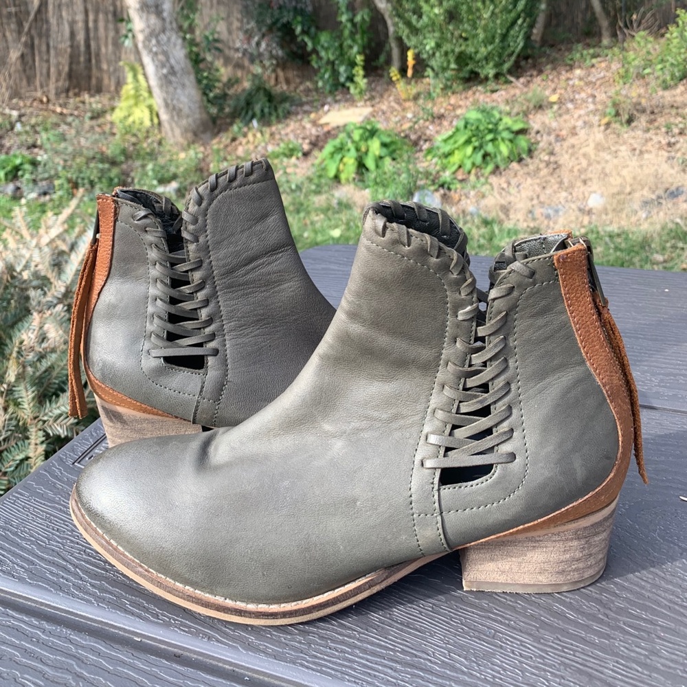 Rebels ankle booties